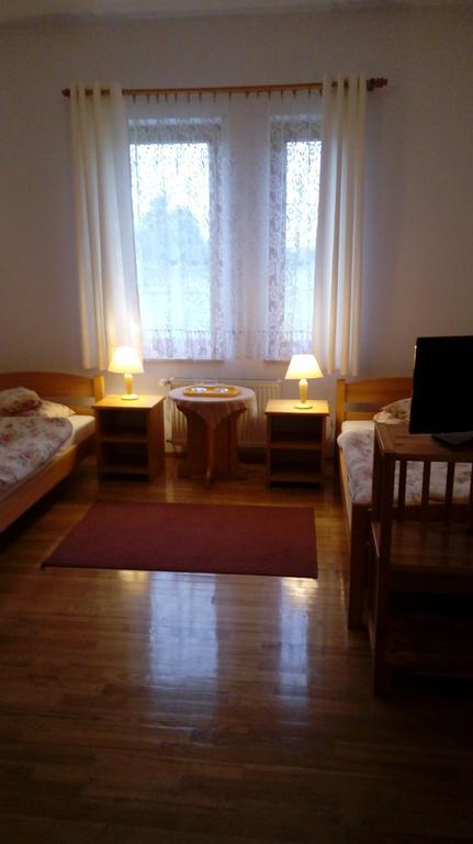 Gospodarstwo Agroturystyczne-Pensjonat Sad Bed & Breakfast ป็อดกูชิน ภายนอก รูปภาพ